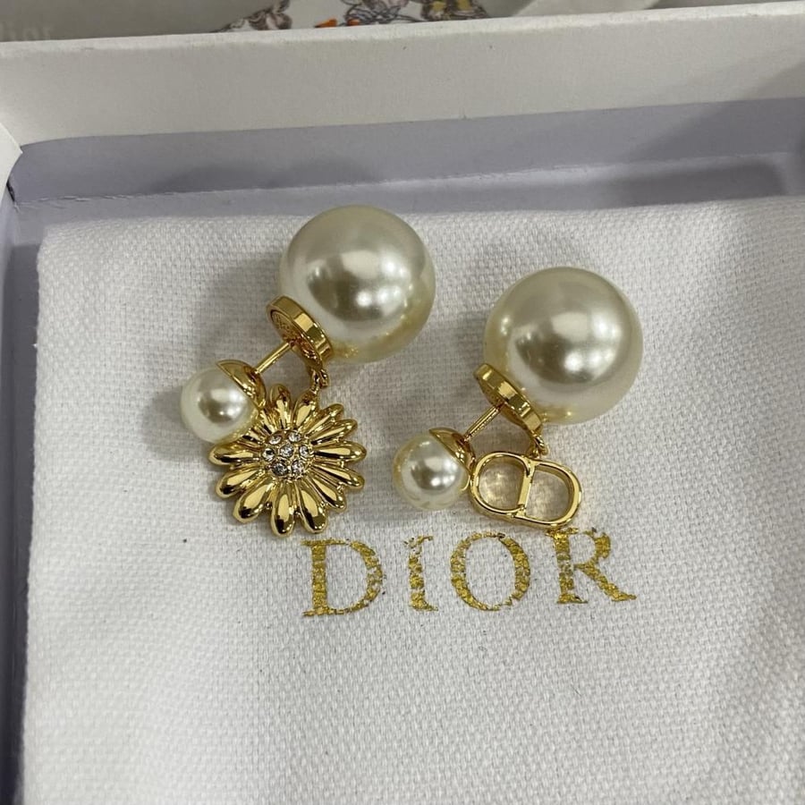 أقراط ديور (Dior) بتصميم زهرة البابونج