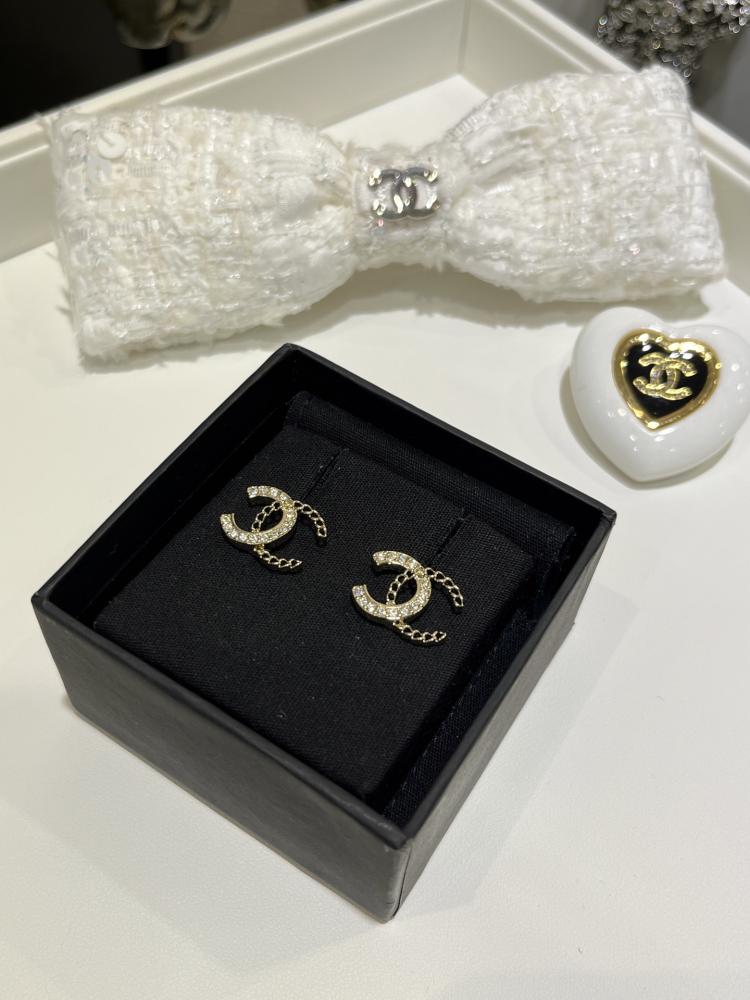 أقراط أذني شانيل (Chanel)