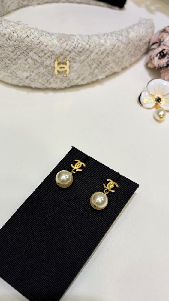أقراط شانيل (Chanel)