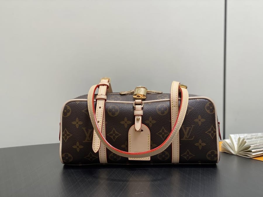 حقيبة Louis Vuitton Hang On