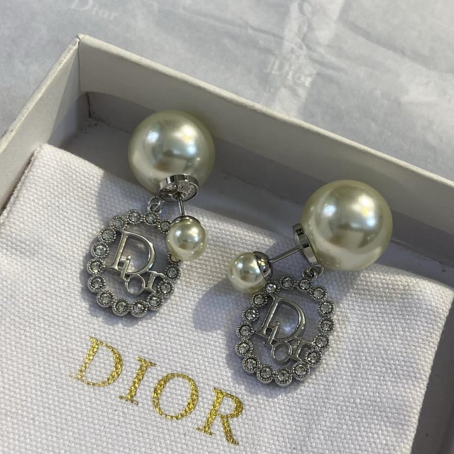 أقراط ديور (Dior) بتصميم بيضاوي