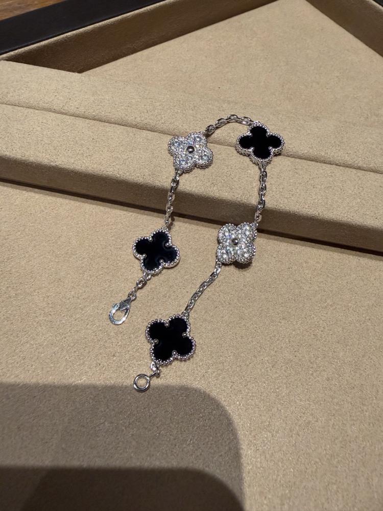 سوار من فان كليف آند آربلز (Van Cleef & Arpels)