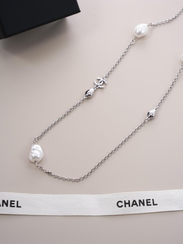 قلادة شانيل (Chanel) الأيقونية