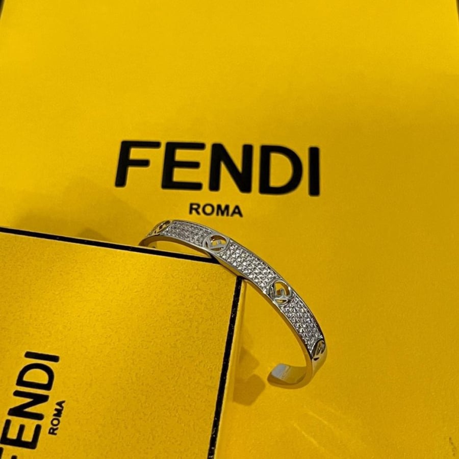 سوار فندي (Fendi) الفاخر بتصميم عصري