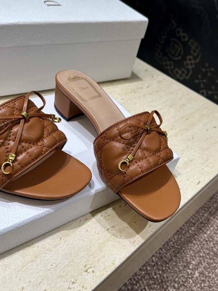 صندل Dior Or مفتوح من الخلف