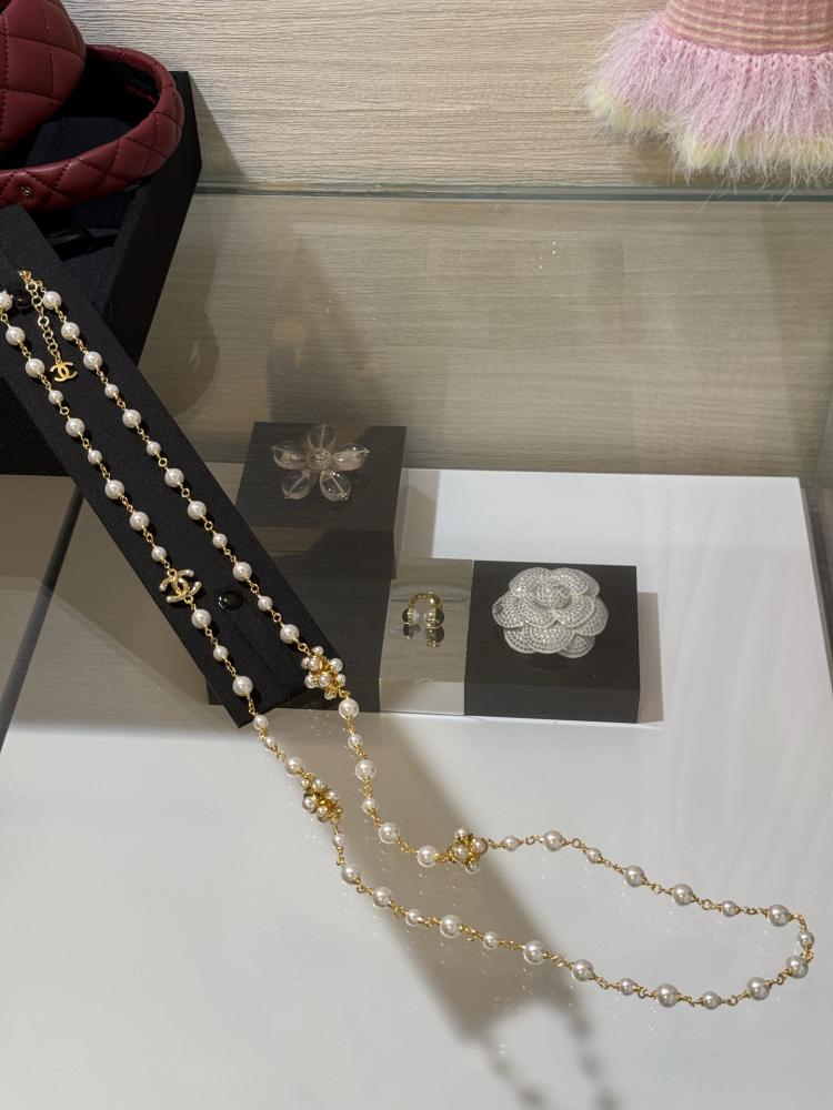 قلادة شانيل (Chanel) الطويلة