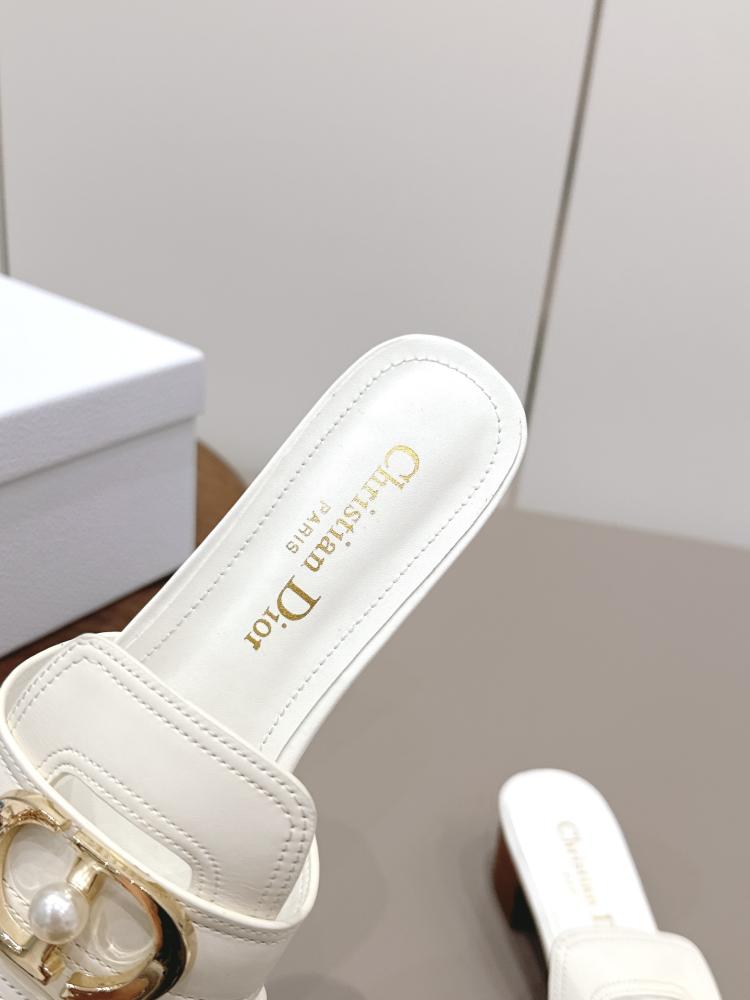 صندل Dior مفتوح من الخلف