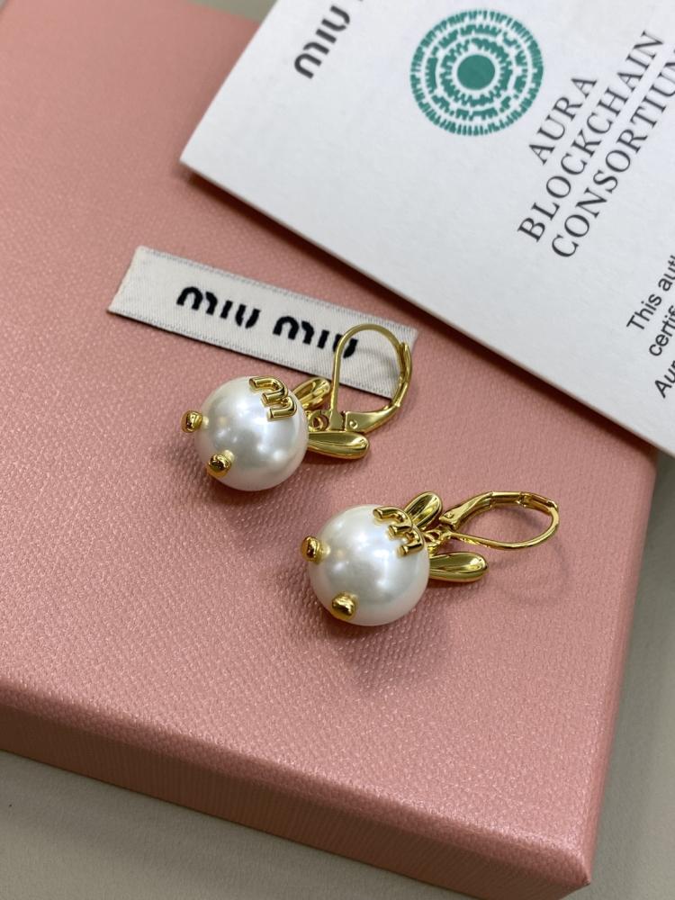 أقراط ميو ميو (Miu Miu) بتصميم التاج واللؤلؤ