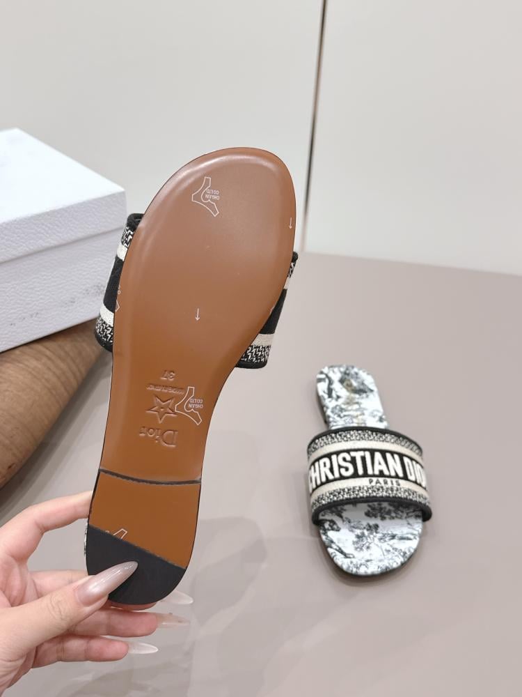 سليبر Dior مفتوح من الخلف