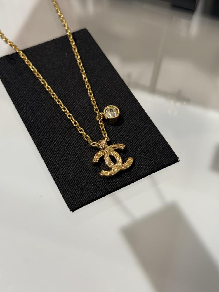 قلادة شانيل (Chanel)