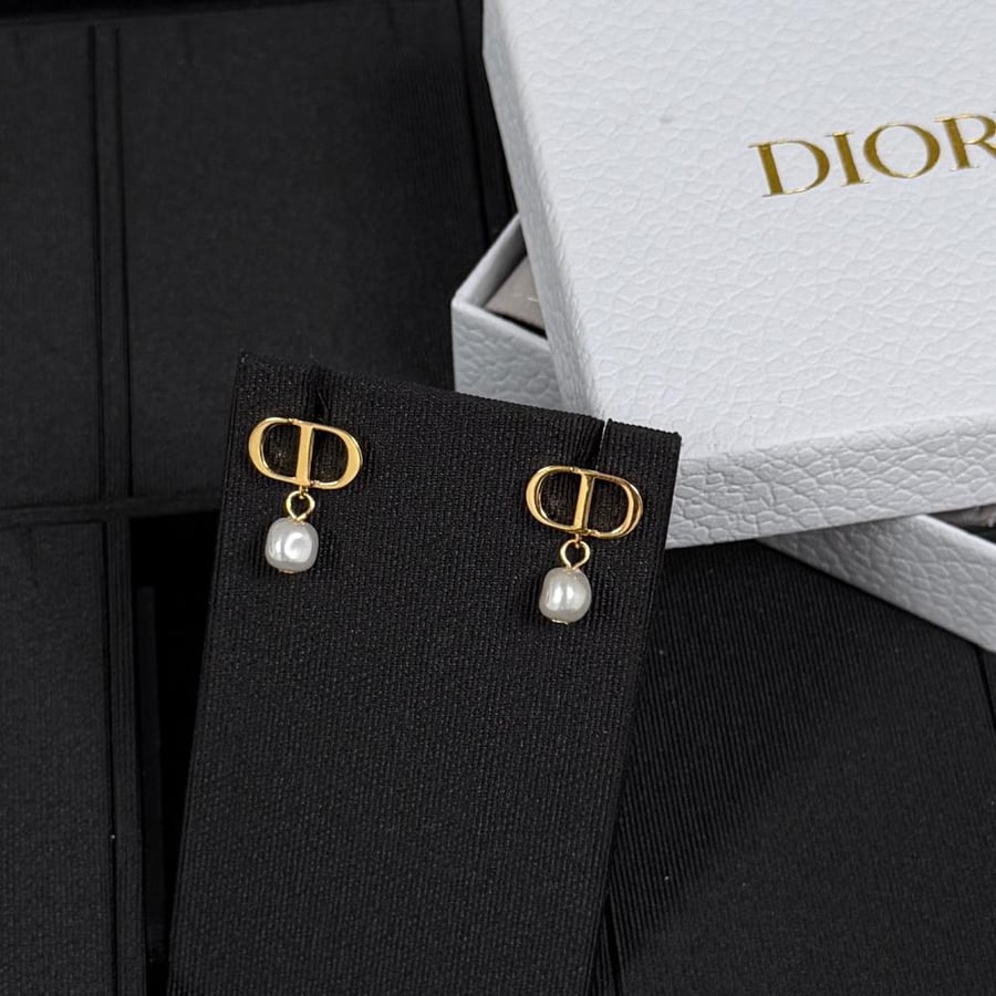 أقراط ديور (Dior)