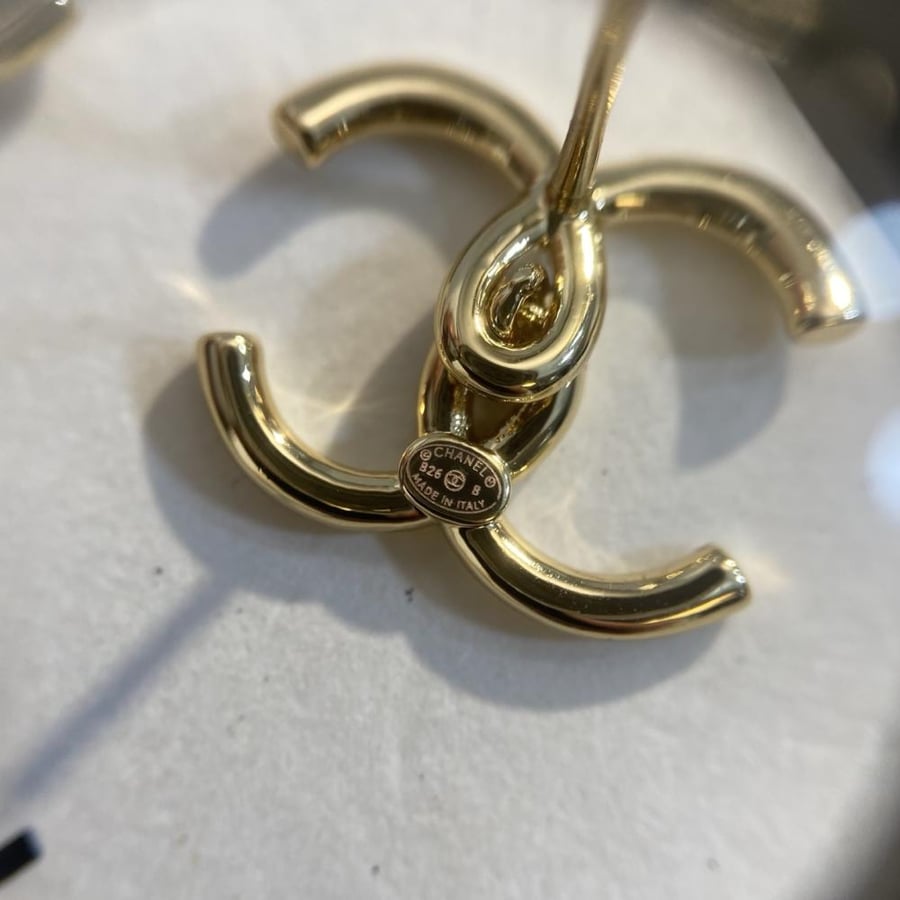 أقراط شانيل (Chanel) الصغيرة