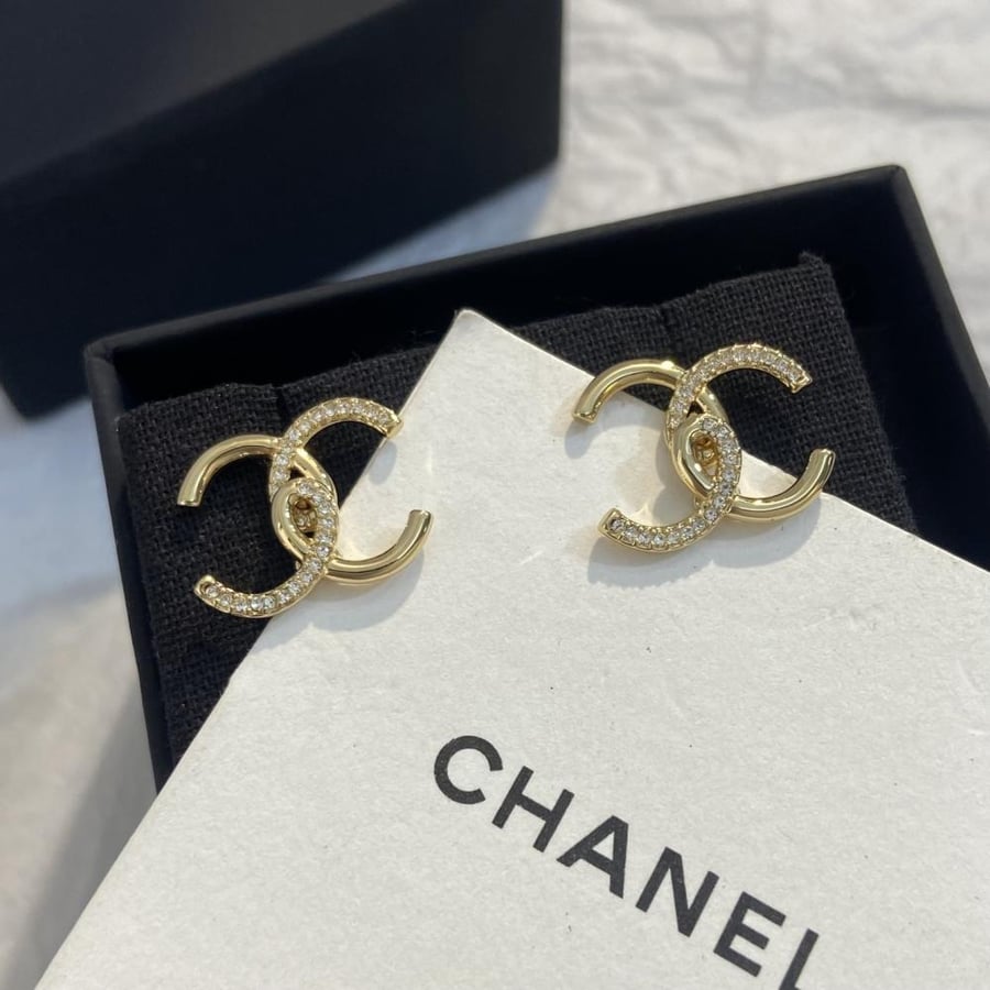 أقراط شانيل (Chanel) الصغيرة