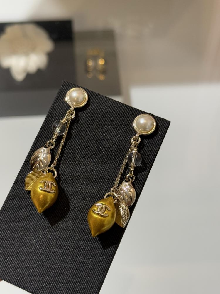 أقراط شانيل (Chanel) بتصميم الليمون وأوراق الشجر
