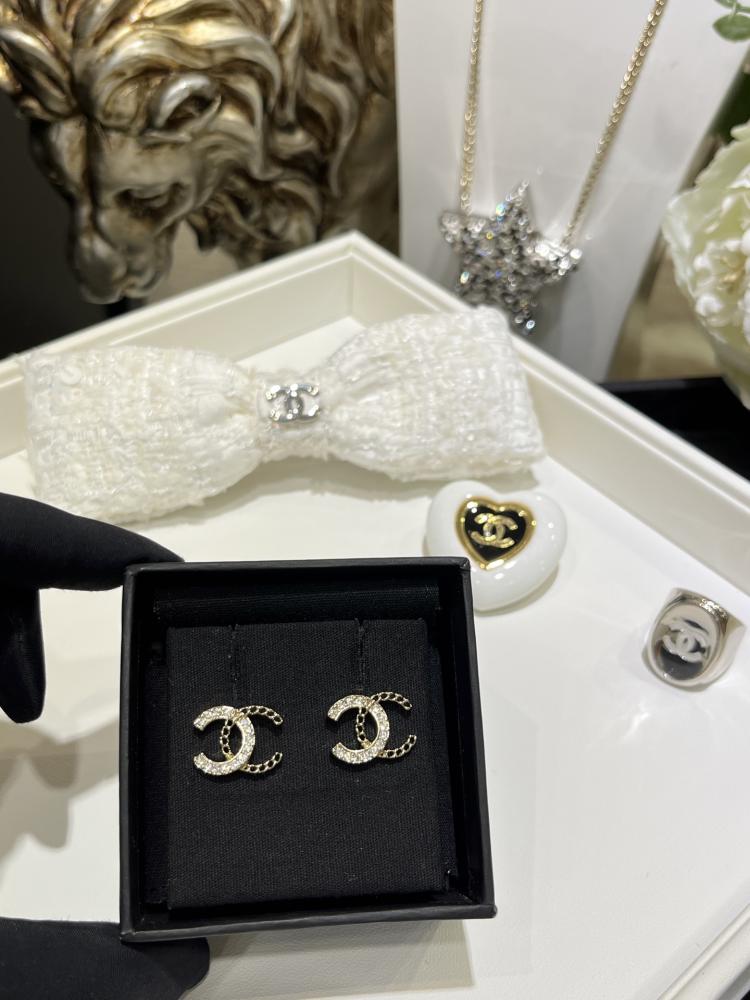 أقراط أذني شانيل (Chanel)