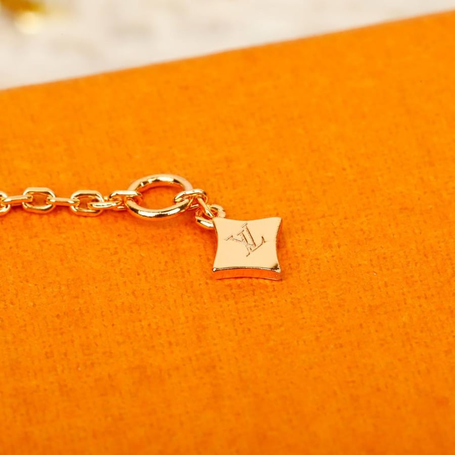سوار لويس فويتون (Louis Vuitton)