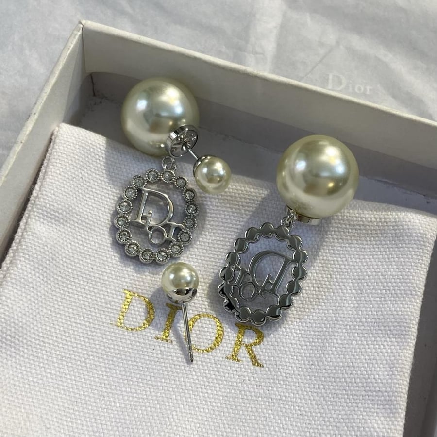 أقراط ديور (Dior) بتصميم بيضاوي