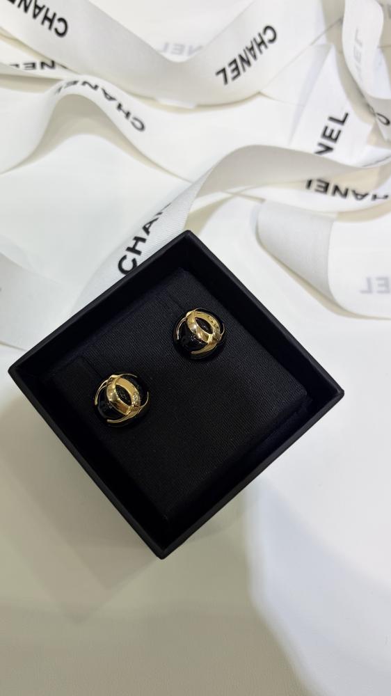 أقراط شانيل (Chanel) كلاسيكية