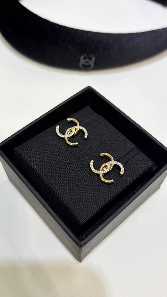 أقراط شانيل (Chanel)