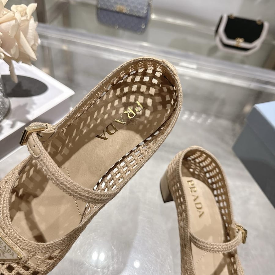 حذاء نسائي بكعب منخفض من برادا
