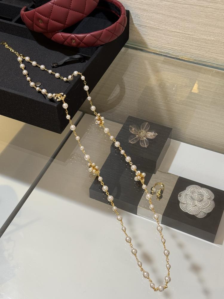 قلادة شانيل (Chanel) الطويلة