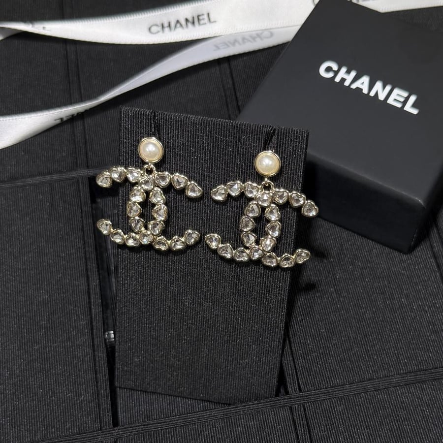 أقراط شانيل (Chanel) الأيقونية