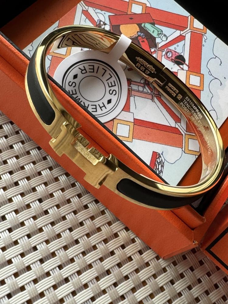 سوار (Hermès) بتصميم "كليك إتش"