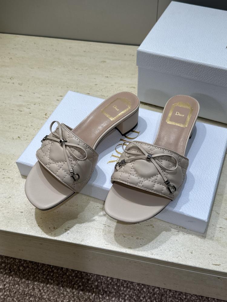 صندل Dior Or مفتوح من الخلف