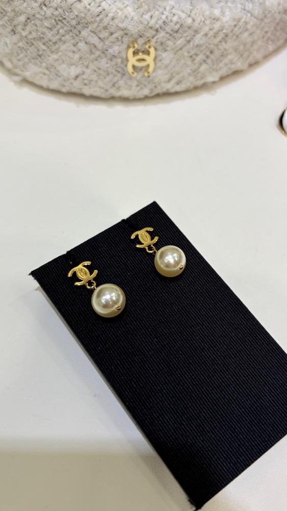أقراط شانيل (Chanel)
