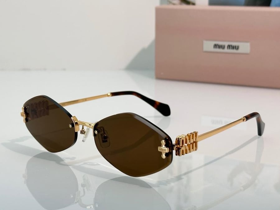 نظارات ميوميو (MIU MIU) الشمسية