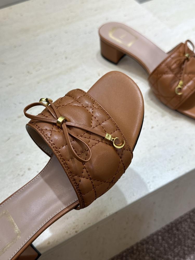 صندل Dior Or مفتوح من الخلف
