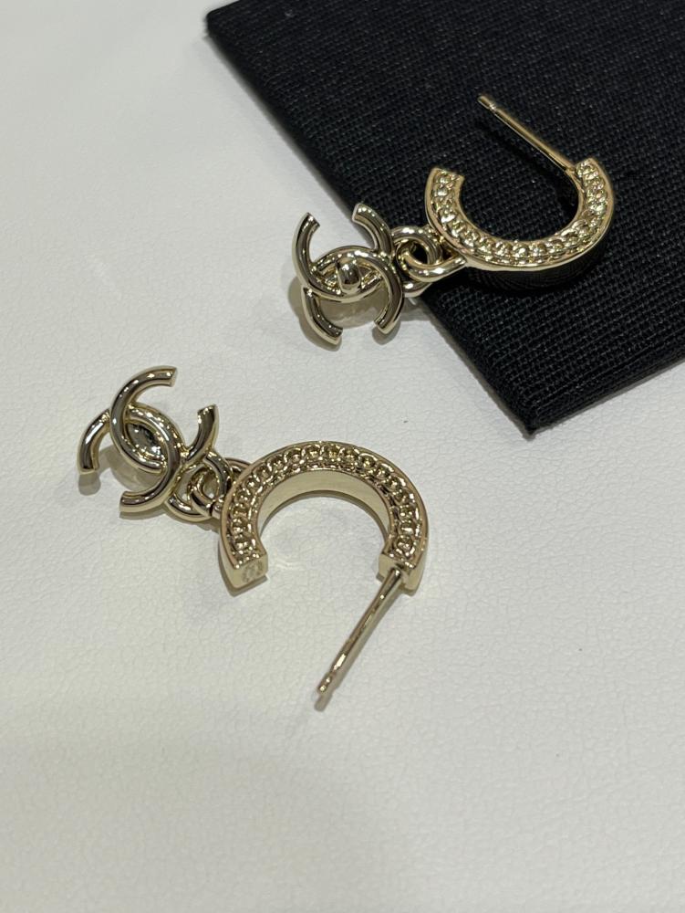 أقراط أذني شانيل (Chanel)