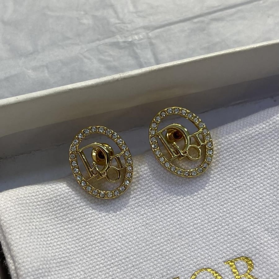 أقراط ديور (Dior) الصغيرة بتصميم بيضاوي