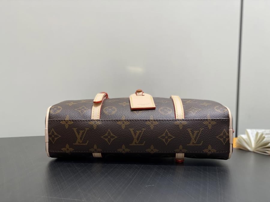 حقيبة Louis Vuitton Hang On