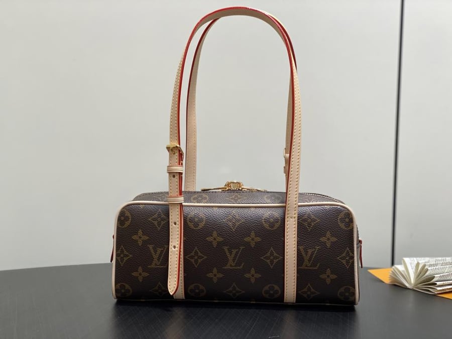 حقيبة Louis Vuitton Hang On