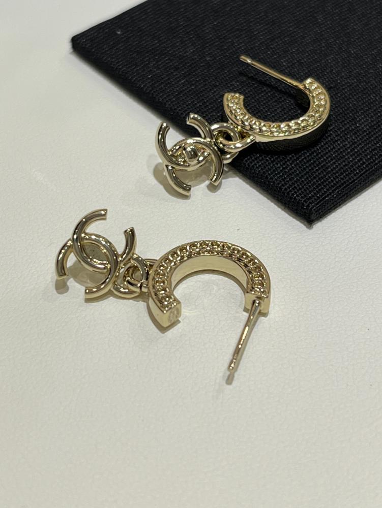 أقراط أذني شانيل (Chanel)