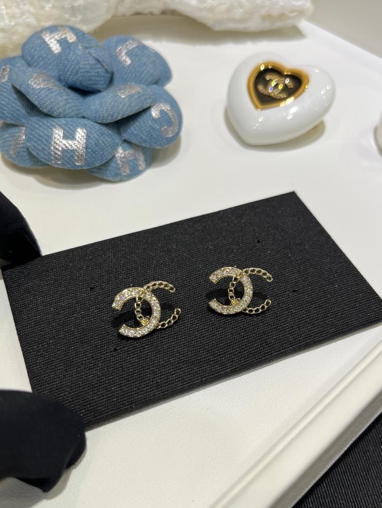 أقراط أذني شانيل (Chanel)