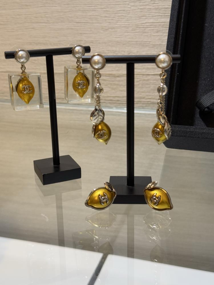 أقراط شانيل (Chanel) بتصميم الليمون وأوراق الشجر