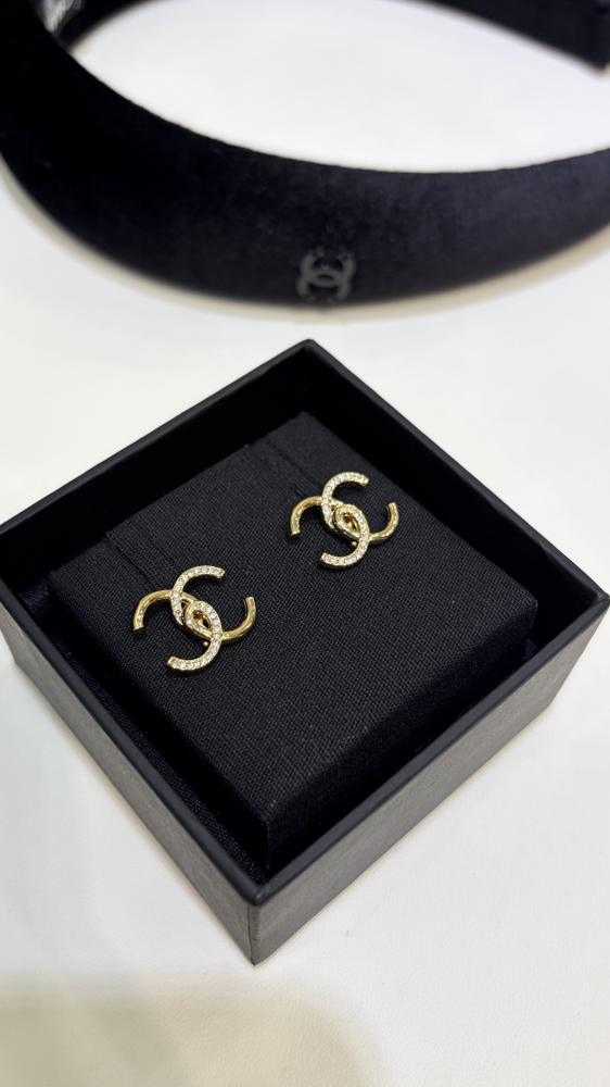 أقراط شانيل (Chanel)