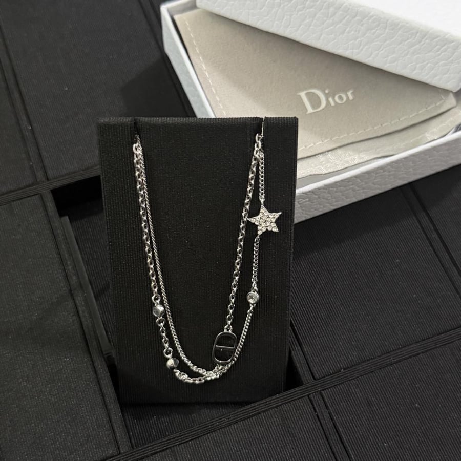 قلادة ديور (Dior) الناعمة
