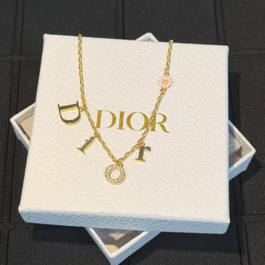 قلادة ديور (Dior) الفاخرة بتصميم الحروف المنسدلة (DIOR)