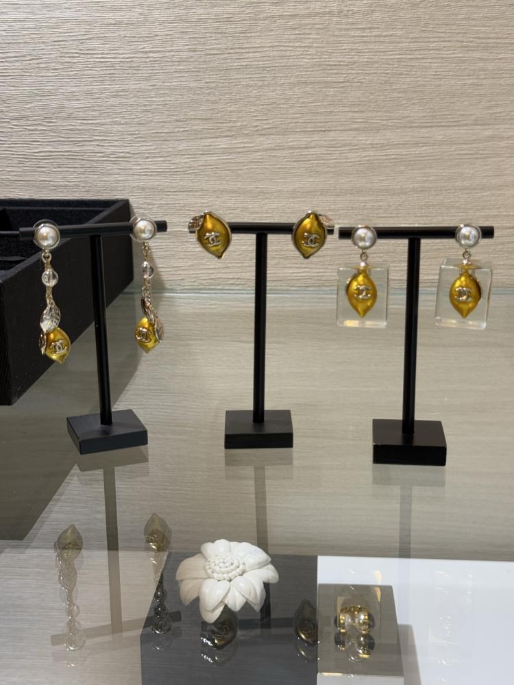 أقراط شانيل (Chanel) بتصميم الليمون وأوراق الشجر