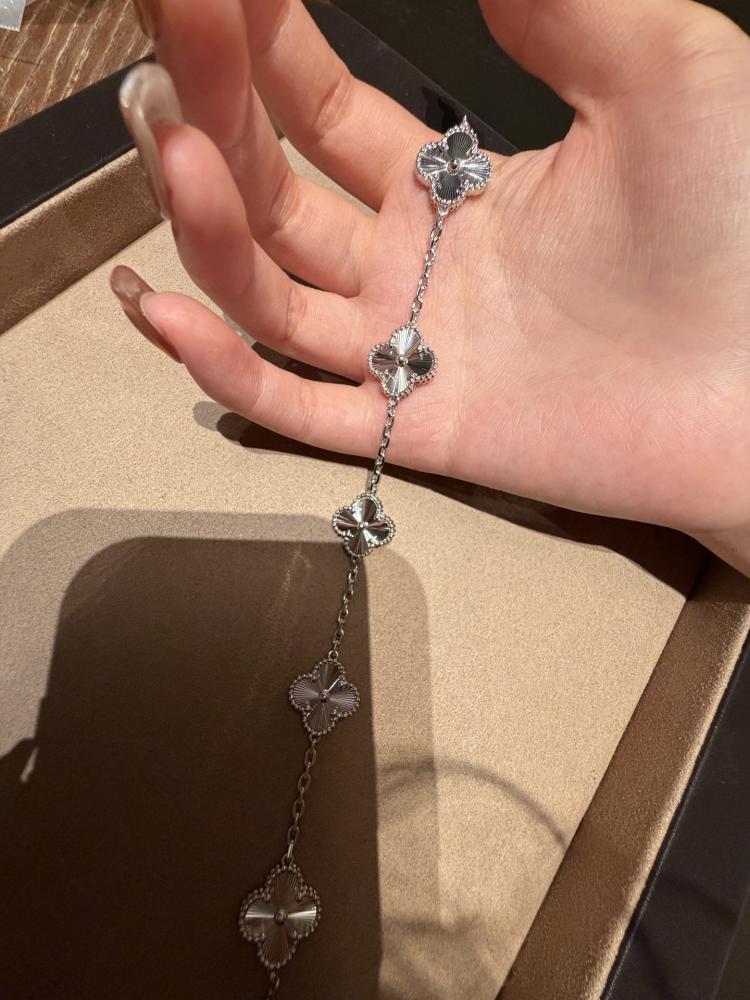 سوار من فان كليف آند آربلز (Van Cleef & Arpels)