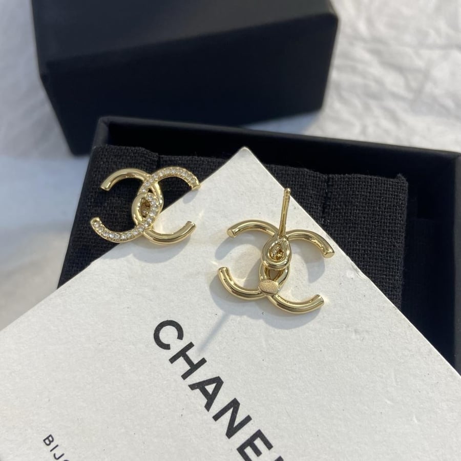 أقراط شانيل (Chanel) الصغيرة