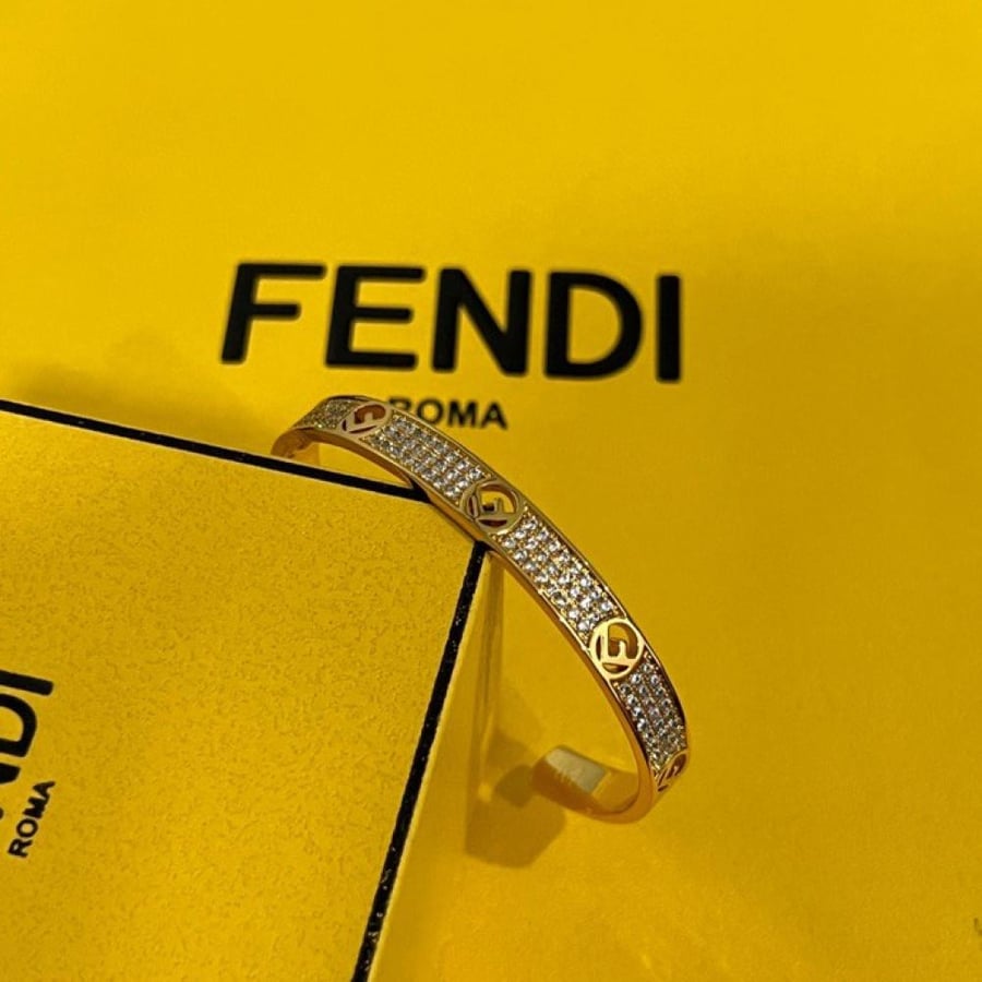 سوار فندي (Fendi) الفاخر بتصميم عصري