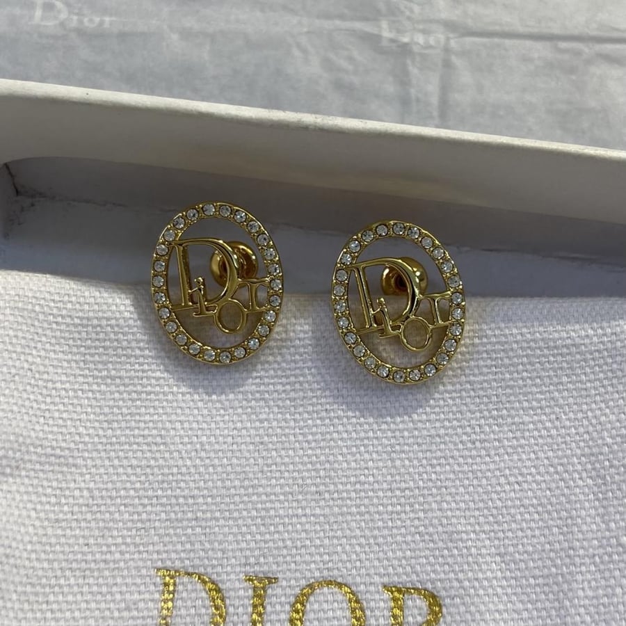 أقراط ديور (Dior) الصغيرة بتصميم بيضاوي