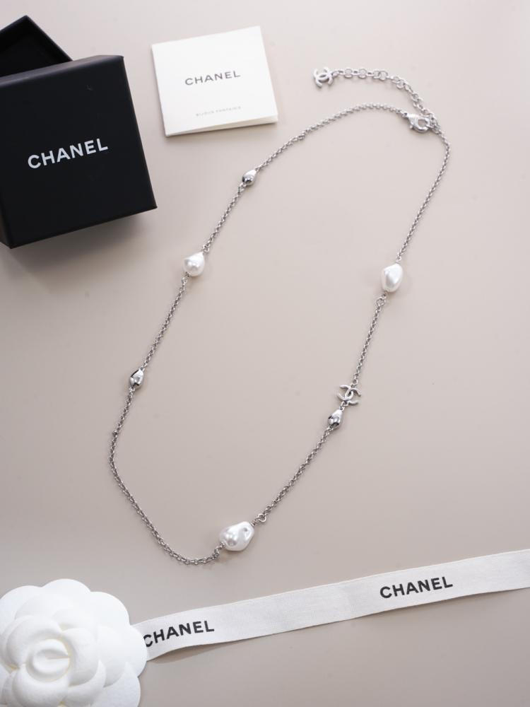 قلادة شانيل (Chanel) الأيقونية