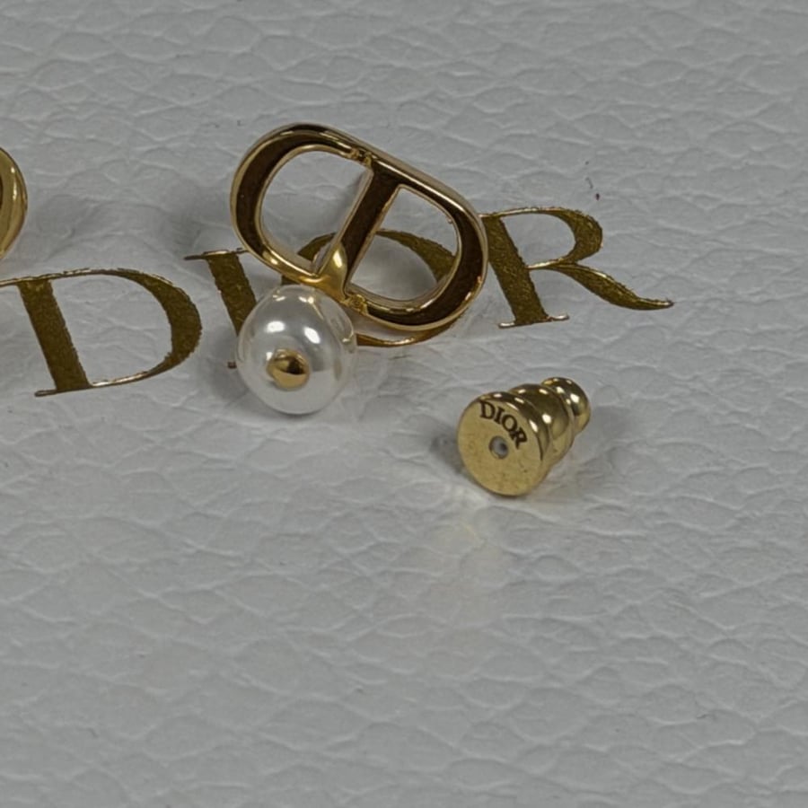 أقراط ديور (Dior)