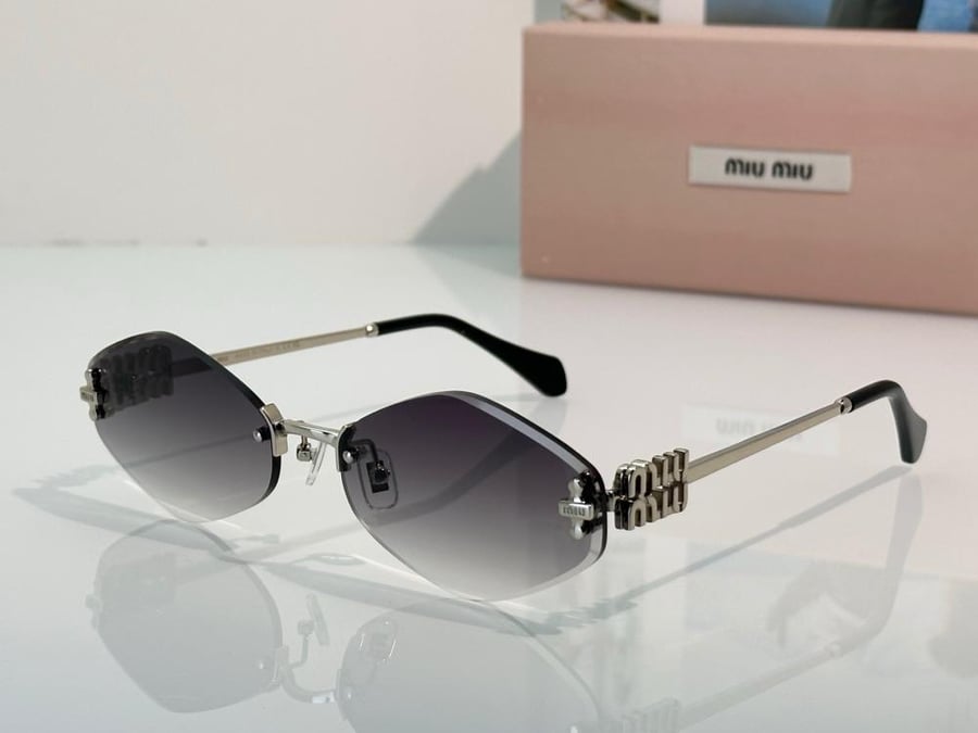 نظارات ميوميو (MIU MIU) الشمسية