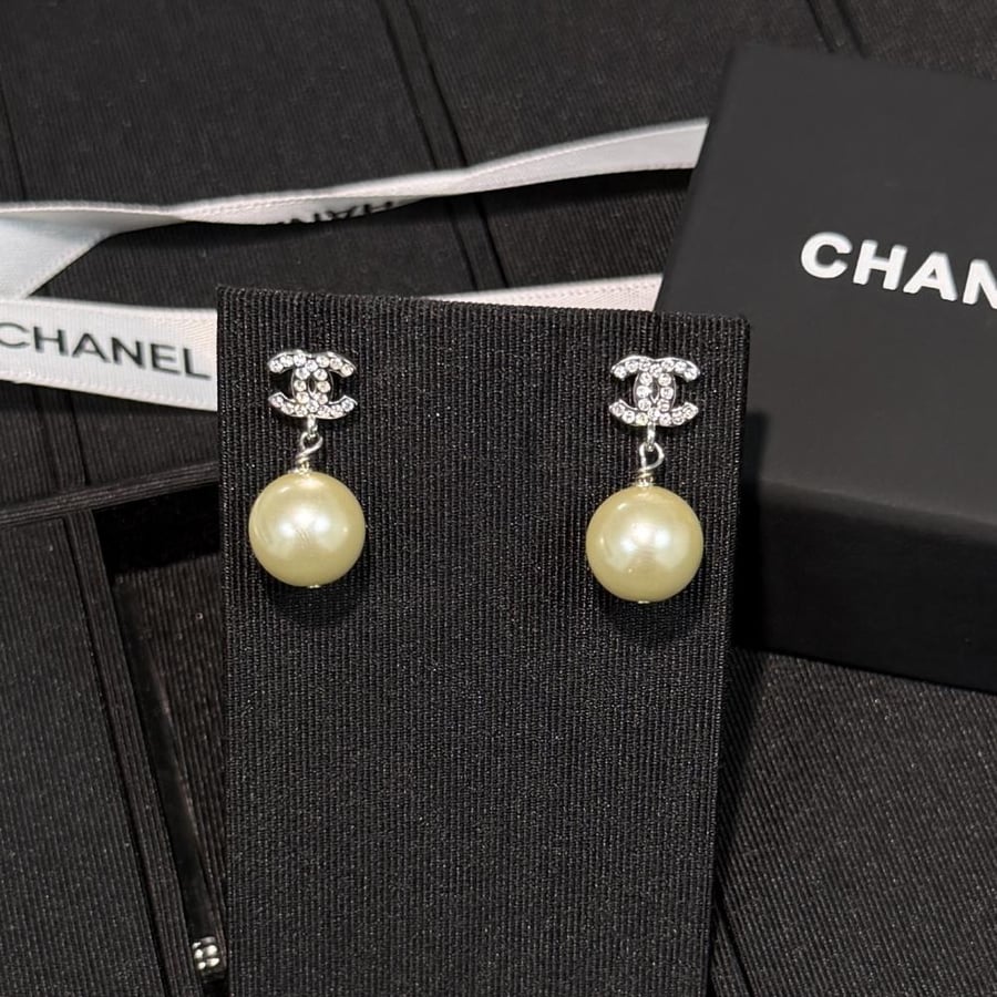 أقراط شانيل (Chanel) الأيقونية